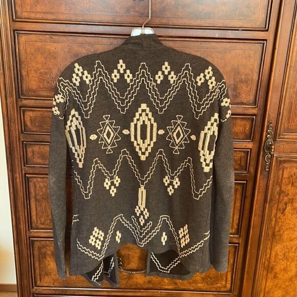 𝅺lucky Lotus Aztec dark gray open front cardigan. - Picture 7 of 11
